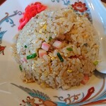 横浜ラーメン - 「炒飯」の周りを「鳳凰」が飛び回ってます。鳳凰は、平和な世にのみ姿を現すとされ、鳳凰が飛ぶ時には、その徳によって雷も嵐も起こらず、河川も溢れず草木も揺れないという。この炒飯は安寧な気持ちにしてくれる。