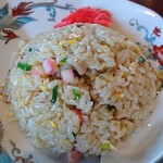 横浜ラーメン - 店主さんのゴッドハンドによって、短時間のうちに上手に炒められたこの炒飯。この炒飯が目の前に来ると、わたしは微笑みが溢(あふ)れて止まらないが、第三者の目には「ニヤニヤしたお客」としか写らないだろうね。