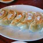 横浜ラーメン - いやー来ました来ました。横浜ラーメンさんのギョーザです。嬉しいですね。6つですよ。アンのねっとり感がちょうど良い。アンにはニンニクがガッツリ、塩気も少し多めなので、真夏にキーンと冷えたビールが合う。