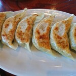 横浜ラーメン - 綺麗な焼き具合でしょ。文句なしですよね。お値段¥380-税込でやってるんですよ。しかも6個なんですからありがたいもんです。こういうのを良心的なお店と言うんです。