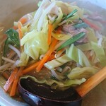 横浜ラーメン - 熱々なんで、ちょいと湯気が多くて写真的(映え的)にはどうかな？という感じもありますが、お淑(しと)やかな旨味、品のある美味しさです。野菜の旨味が前面に、お出汁の旨味は目立たない後側から援護。