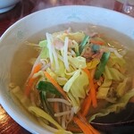 横浜ラーメン - ジローケイだぁ、濃厚タンメンだぁ、なんだぁかんだぁっつってる方々には物足りないのでしょうが、たまにはこういうの正統派のタンメンをいただくと、食やお味に対する態度があらたまったり、こころが豊かになるかも