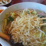横浜ラーメン - 麺はこんな感じです。中細縮れ麺。優しくて体に良いこのタンメンには欠かせない麺です。