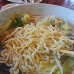横浜ラーメン - たくさんの野菜や豚肉から出たエキスを優しく味わうため、スープはとてーも淡白です。すっきり、さっぱり、優しいタンメン。