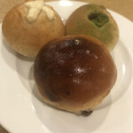 バケット - レーズンパン、ゴルゴンゾーラのパン、抹茶のアンパン