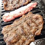 浅間農場 勝手に焼肉  天神橋店 - ロースターで適度に焼き直し