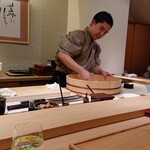 寿し道 桜田 - シャリを切る大将