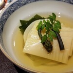 馳走 啐啄一十  - (04)朝掘り筍(鹿児島県阿久根産)、蕨、若布、真昆布&いりこ、鰹節、鯖節、あご節の出汁のお椀
      筍の優しい香りに春の伊吹を感じます
      円やかな味わいの真昆布出汁に4種類の魚系出汁が更なる深みを加えます