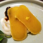 馳走 啐啄一十  - 05)自家製生唐墨(広島県江田島産)
      自家製唐墨は乾燥は控えめでしっとりとした食感。
      旨みが濃厚で微かな塩味、主張し過ぎないお酒のお供です。
      
      (06)炭火焼き虎河豚白子(4kg弱、福岡県産)