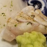 馳走 啐啄一十  - (10)炭火炙り鮃の縁側(静岡県駿河湾産、サスエ前田魚店、3日寝かせ)
      脂のりが凄い！
      炙られて脂が活性化して旨みがドン！と押し寄せます。
      シットリしていながら、プルッとした弾力も楽しい♪