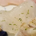 馳走 啐啄一十  - (09)鮃(静岡県駿河湾産、サスエ前田魚店、3日寝かせ)
      産卵期は春～初夏、旬は秋～晩冬。
      旬真っ只中なので脂のりは抜群！
      旨みと甘みがしっかりと感じられます。