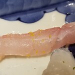 馳走 啐啄一十  - (11)炭火炙り白甘鯛(愛媛県八幡浜産、3日寝かせ)
      産卵期は夏～秋、旬は冬～春
      上品な脂が炙りにより活性化して甘さが増しています。
      軟らかいですがダレてなく、モチモチ感があり素晴らしい食感です。