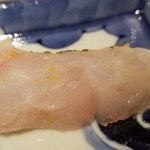 馳走 啐啄一十  - (12)炭火炙り赤鯥(雌、静岡県駿河湾産、サスエ前田魚店、3日寝かせ)
      産卵期は初夏～初秋、旬は晩秋～晩冬
      桜蝦を食べて滋味深い独特な味わい
      炙られた皮下とレアな部分まで美味しさのグラデーションが◯