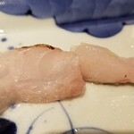 馳走 啐啄一十  - (13)炭火炙り赤鯥(雄、山形県庄内産、坂田魚店、3日寝かせ)
      日本海側が一番脂のりが良いと思うが、それだけに炭火焼きが最も合う！
      刺身で食べ比べするとやや脂が穏やかで滋味深い駿河湾産に軍配が上がる。