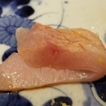 馳走 啐啄一十  - (14)炭火焼き金目鯛(静岡県駿河湾産、サスエ前田魚店、7日熟成)
      産卵期は夏、旬は秋～晩冬。
      金目鯛は旬ど真ん中て脂のりが素晴らしく、加熱により脂が活性化し旨みの奔流となって押し寄せます。