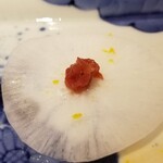 馳走 啐啄一十  - (17)氷〆スライス大根(山口県産)、梅肉、削り柚子皮
      氷水で〆ただけなのにほんのりと甘さがあり、梅肉のアクセントと柚子皮の香りでサッパリします。
