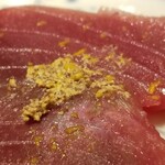 馳走 啐啄一十  - (18)もち鰹(9.5kg、静岡県御前崎産、サスエ前田魚店)、地和辛子(福井県産)載せ
      もち鰹とは春先に取れる鰹で、身に脂肪分が少ないため身に弾力があり、つき立ての餅のような食感から、もち鰹と言われる