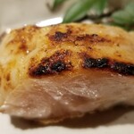 馳走 啐啄一十  - (20)炭火焼き白甘鯛(愛媛県八幡浜産、3日寝かせ)
      炭火でじっくりと焼かれて、皮目から芳ばしさが薫り、上品な脂が活性化して甘さが増しています。
      焼いた後でもモチモチ感があります。