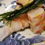 馳走 啐啄一十  - (21)茹で車海老(愛媛県産)
      産卵期は初夏～初秋、旬は初夏～初秋。
      美しい朱色の斑点に彩られた車海老はプリプリで、華やかな甘みと旨味が押し寄せます。