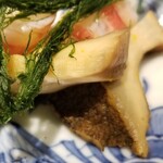 馳走 啐啄一十  - (22)煮黒鮑(愛媛県産)、青海苔(山口県下関産)載せ
      黒鮑は90℃で6時間煮てあり、軟らかさと程好い弾力が楽しめ、噛むほどに旨みが拡がり、あおさの柔らかな甘みが、黒鮑の旨みに華を添えます