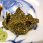 馳走 啐啄一十  - (23)黒鮑の肝と玉子の白身の練り合わせ
      翡翠色の肝の磯の薫り、味わいを邪魔しない玉子の白身と黒鮑の肝と練り合わせた工夫の品は他ではお目に掛かれない一品です。