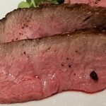 馳走 啐啄一十  - (24)榊山牛の炭火焼きサーロイン
      炭火焼きでじっくり焼き上げられたサーロインはサシがたっぷり入っているため、脂が加熱されて活性化し過ぎかも。
      私にはちょっぴり強いかも。