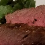 馳走 啐啄一十  - (25)榊山牛の炭火焼きシャトーブリアン
      備長炭でじっくり芳ばしく焼き上げられ、角切りにされて提供されたお肉は脂の旨みと軟らかさが素晴らしい！
      ていれぎをアクセントとして添えて頂きました。