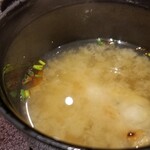 馳走 啐啄一十  - (27)炭火焼き牡蠣(広島県大野産)、鰹節、昆布出汁3種(羅臼昆布出汁4、:利尻昆布出汁:3、真昆布出汁:3)ブレンド、胡麻油を垂らしたお椀
      ホッとするわぁ～。(人´∀`)♪