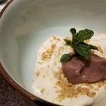 馳走 啐啄一十  - (28)胡麻プリンの小豆餡のせ
      モチモチぶるぶるな食感と控えめな甘さ。
      な口溶け。
      こし餡も溶ける様な円やかさ。
      白胡麻の香りが宴の終演を彩ります。