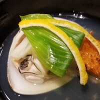 馳走 啐啄一十  - (07)炭火焼き金目鯛(静岡県駿河湾産)、蛤(静岡県焼津産、サスエ前田魚店、5年もの)、うるい、蛤出汁のみのお椀
                    蛤も前田魚店クオリティ
                    クリアな旨みでありながら蛤自体の味わいは濃くて驚いてしまいます