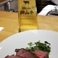 馳走 啐啄一十  - 榊山牛(広島県熊野産)は昨年認定された新しいブランド黒毛和牛で32ヶ月以上の長期肥育した肉質4等級以上が認定条件。
                    (24)榊山牛の炭火焼きサーロイン
                    (25)榊山牛の炭火焼きシャトーブリアン