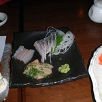 莫莫 - 刺身を三種類（各４５０円）注文。量が少なくないですか？三種盛りじゃないんですよ。