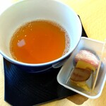 Minamoto Kicchouan - サービスのお茶とお菓子。