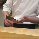 旬鮮彩鮨　豊のはなれ - 巻を作る店主