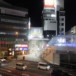 旬鮮彩鮨　豊のはなれ - 歩道橋の先、商店街のアーケードへ向かって