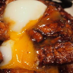 ドライブインいとう豚丼名人 - 肉盛り とろ～り温泉たまご豚丼（温泉たまご）