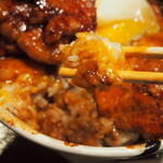 ドライブインいとう豚丼名人 - 肉盛り とろ～り温泉たまご豚丼（ご飯を温泉たまごに絡めて食べる）