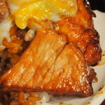 ドライブインいとう豚丼名人 - 肉盛り とろ～り温泉たまご豚丼（豚ロース：赤身部分）