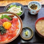 魚飯 - マグロシラスどん900円税込み。