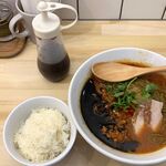 チリトマ ラーメン THANK - チリトマラーメン (850円) 辛め＋ パルミジャーノチーズライス (小) (250円)