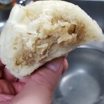 551蓬莱 - キッチンで立ち食い