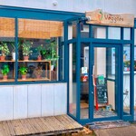 ベジーズ - お店の外観。隣にLAWSONがあります。