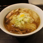 Tsurumen - わんたん麺(970円、斜め上から)