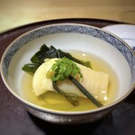 馳走 啐啄一十  - 朝掘り筍(鹿児島県阿久根産)、蕨(わらび)、若布、真昆布&いりこ、鰹節、鯖節、あご節の出汁のお椀 真昆布でとられた出汁は、魚節の味わいが重なり、滋味を感じて美味しい。 筍も柔らかく煮込まれていて美味しいですが、丁寧にスライスされているので食べやすいのもいいですね。