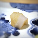 馳走 啐啄一十  - 障泥烏賊(アオリイカ)(静岡県駿河湾産、サスエ前田魚店、8日熟成)・・烏賊が高騰している中、これだけの品を頂けるのは嬉しいですね。ねっとり感に烏賊らしい甘味が加味され、美味。