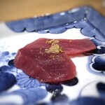 馳走 啐啄一十  - ◆もち鰹(9.5kg、静岡県御前崎産、サスエ前田魚店、心臓外科的処置済み)、擦り和辛子載せ 前回もこちらで「鰹」を頂いたのですが、それと同様の驚き・感動がある品でした。 これも言われなければ「鰹」とは思えない品で、こちらでしか頂けないでしょう。