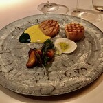 レ セゾン - Saint-Jacques grillée sur un coulis vert navets glacés et Béarnaise À La Truffe