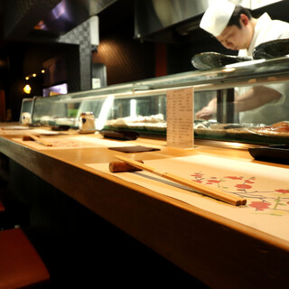 【1階】職人との会話に華咲くカウンター席。