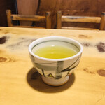 Makotoya - 緑茶　年季が入ったテーブルです♪