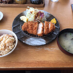 とんかつ玉藤 - ロースカツ定食全景